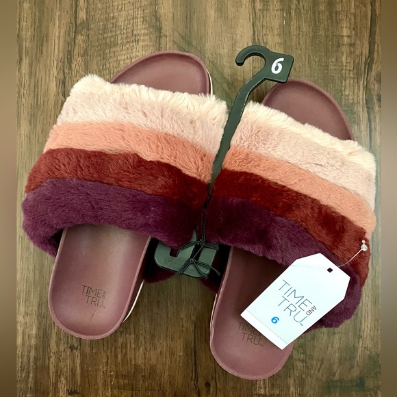 NWT FUZZY SLIPPERS BURGUNDY SZ6 - Picture 2 of 4
